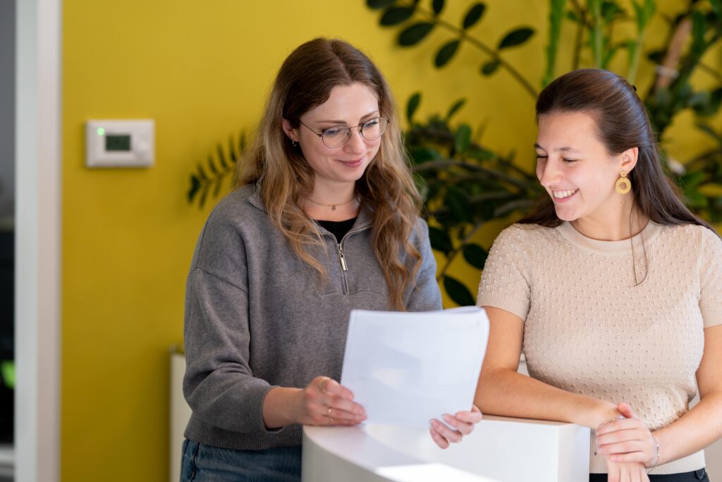 teamkindl.legal - Kolleginnen bei der Arbeit.