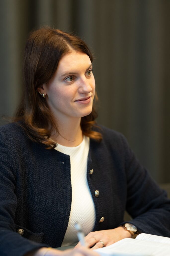 Counsel Sarah Höfler in einer Besprechung.