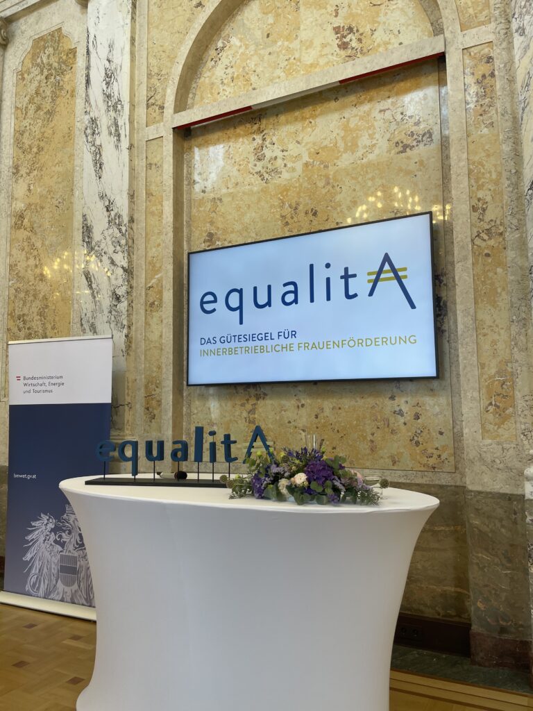 Partnerin Dr Caroline KINDL als Teil der Jury bei der Verleihung des equalitA Awards